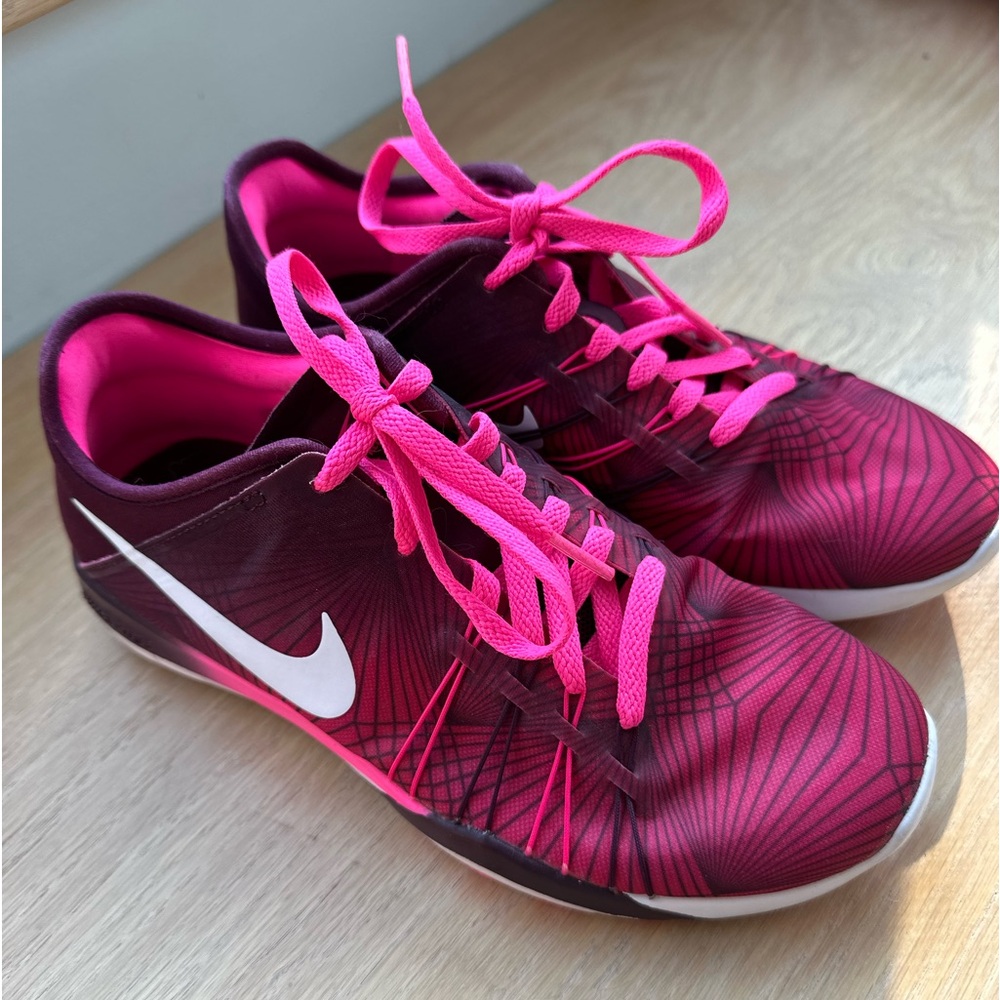 Women’s Nike Free Run tennis shoes